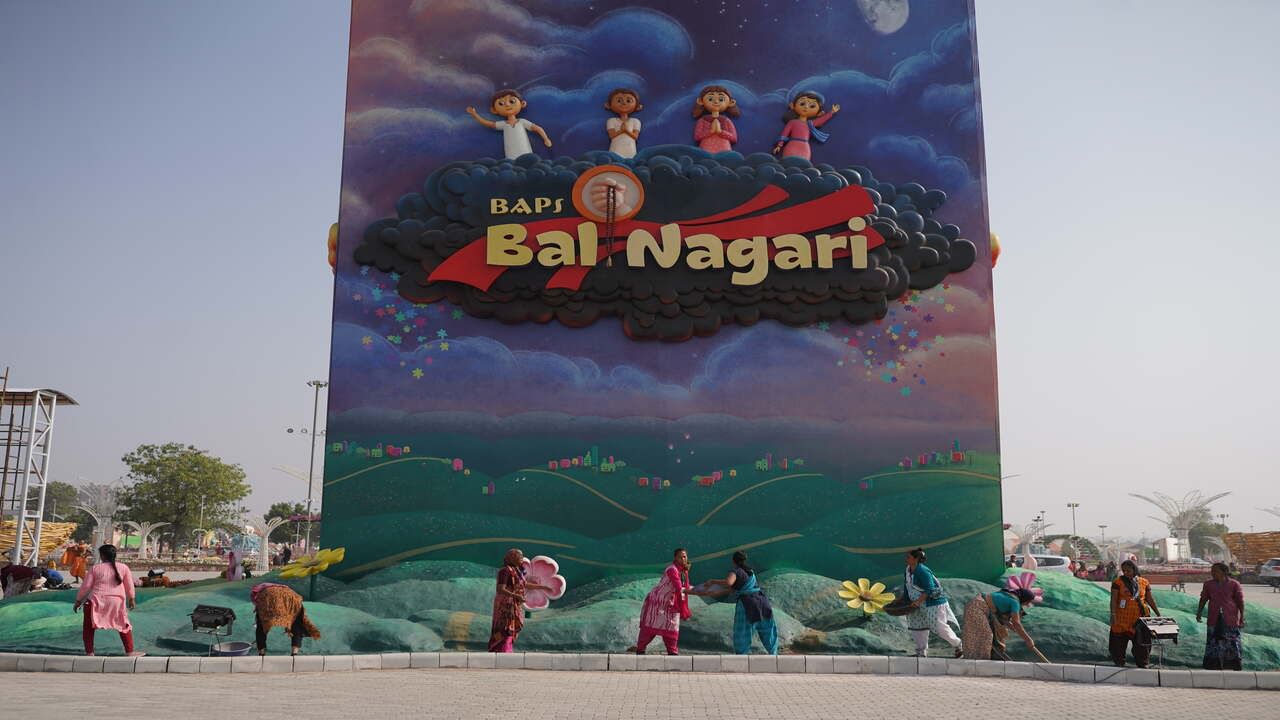 મહોત્સવ સ્થળના નિર્માણમાં અત્યાર સુધીમાં કુલ 60,000થી વધુ સ્વયંસેવકો આવી ચૂક્યા છે. મહોત્સવ સ્થળની આ તમામ વ્યવસ્થાઓને જાળવવા માટે 80,000થી વધુ સ્વયંસેવકો સેવા આપવા માટે 12 ડિસેમ્બરથી મહોત્સવના અંત સુધી કાર્યરત રહેશે. મહોત્સવના વિવિધ કાર્યક્રમોથી 30 દિવસ સુધી મહોત્સવના વિવિધ સભામંડપો ગુંજતા રહેશે, જેમાં આધ્યાત્મિક વ્યાખ્યાનો, વિદ્વત્તાસભર સેમિનારો અને પરિષદો, પ્રોફેશનલ્સ સંમેલનો સહિત વિવિધ કાર્યક્રમોનો સમાવેશ થાય છે.