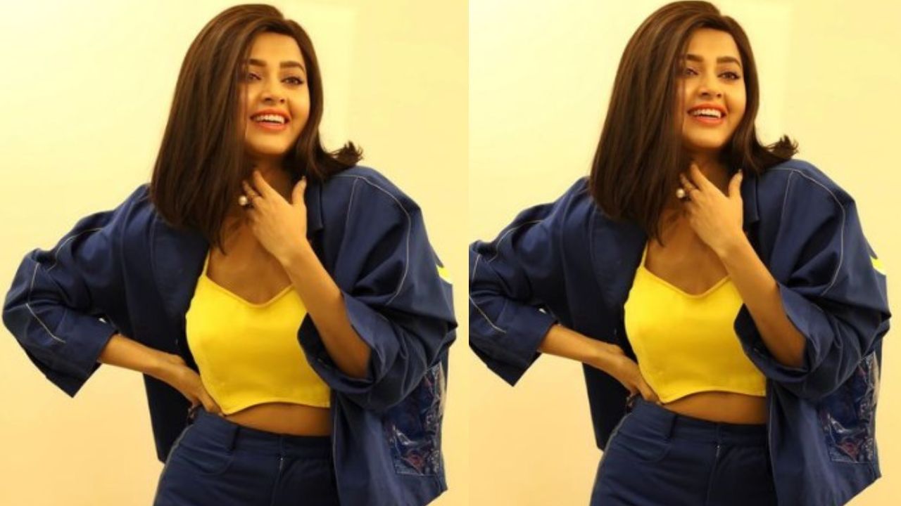 બિગ બોસમાં ચર્ચામાં રહેનારી તેજસ્વી પ્રકાશને પણ સૌ કોઈ જાણે છે. તેજસ્વી પ્રકાશ સોશિયલ મીડિયા પર ખુબ એક્ટિવ રહે છે. આજકાલ તે કરણ કુંદ્રાની સાથે રિલેશનશિપને લઈ ચર્ચામાં છે.