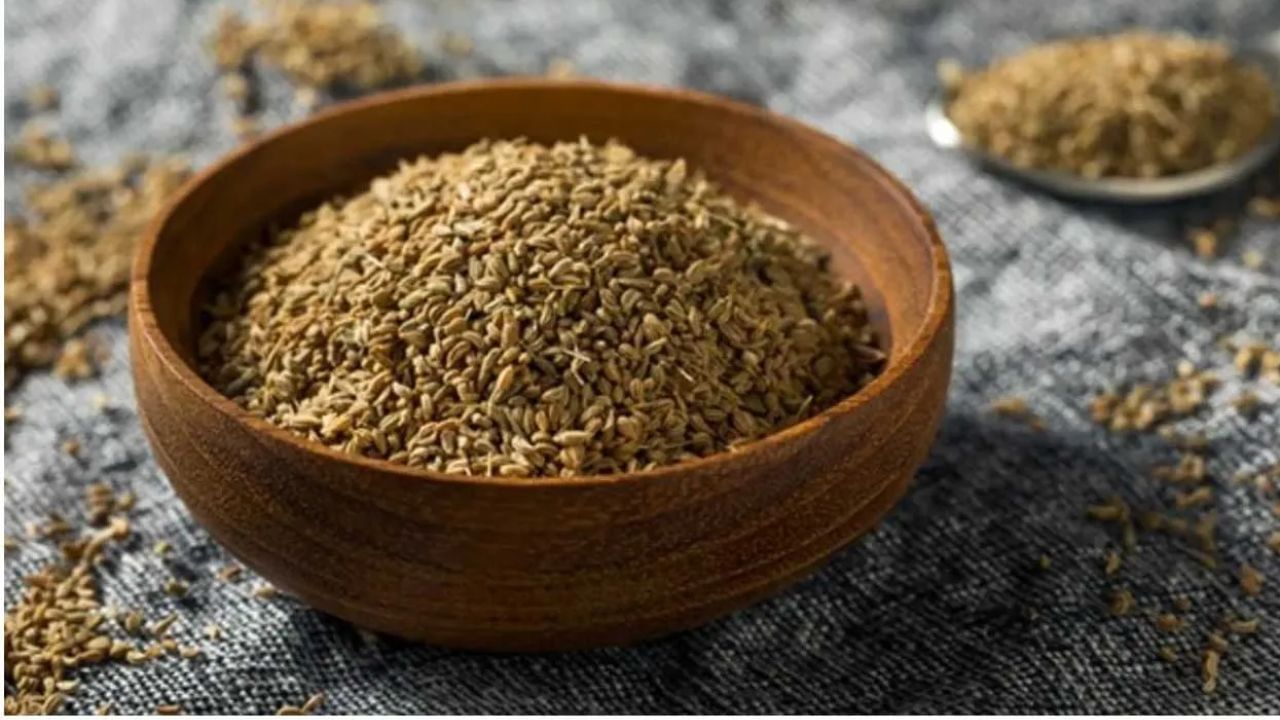 અજમા નુસખા: સેલરીમાં હાજર તત્વો એક ચપટીમાં બંધ નાક ખોલી શકે છે. અજમાને તવી પર શેકી લો અને પછી તેને પોટલીમાં બાંધીને સૂંઘોં. જો તમે ઈચ્છો તો તેમાં કપૂર પણ નાખી શકો છો. આ પદ્ધતિ ખૂબ જ અસરકારક અને કાર્યક્ષમ છે.