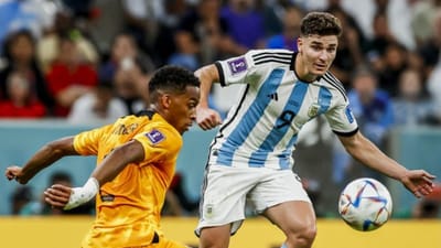 આજે 10 ડિસેમ્બરના રોજ ભારતીય સમય અનુસાર રાત્રે 12.30 કલાકે કતારના લુસેલ સ્ટેડિયમમાં નેધરલેન્ડ અને આર્જેન્ટિના વચ્ચે આ બીજી કવાર્ટર ફાઈનલ મેચ શરુ થઈ હતી.