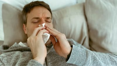 શિયાળામાં ઠંડીના કારણે નાક બંધ થવું સામાન્ય બાબત છે, પરંતુ આ સમસ્યા રાતોની ઊંઘ બગાડી શકે છે. બંધની સમસ્યા સામાન્ય છે અને જો તેની રાહત માટે વારંવાર દવા લેવામાં આવે તો તેની શરીરના અંગો પર ખરાબ અસર પડે છે. જો કે, તમે કેટલાક ઘરેલું ઉપાય અજમાવીને રાહત મેળવી શકો છો. જાણો કેવી રીતે...