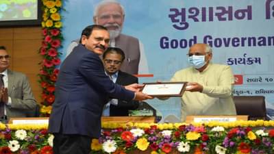 વિવિધ પ્રોજેક્ટમાં ઉત્કૃષ્ઠ કામગીરી કરનાર વલસાડના તત્કાલિન કલેક્ટર સી.આર ખરસાણને બેસ્ટ જિલ્લા કલેક્ટરનો મળ્યો એવોર્ડ