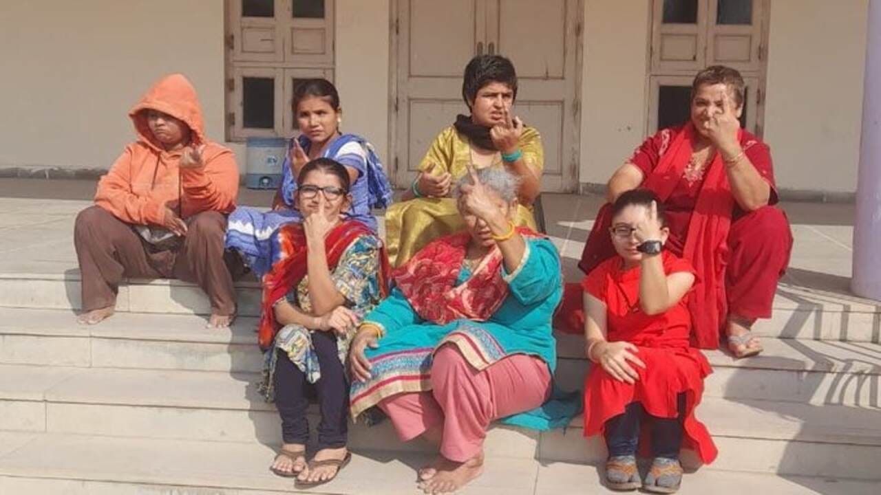 સુરેન્દ્રનગરમાં માનસિક રીતે અશક્ત મતદાતાઓ પણ મતદાન કરવા પહોંચ્યા હતા. તેમણે મતદાન બાદ કેમેરા સામે પોઝ પણ આપ્યો હતો. 