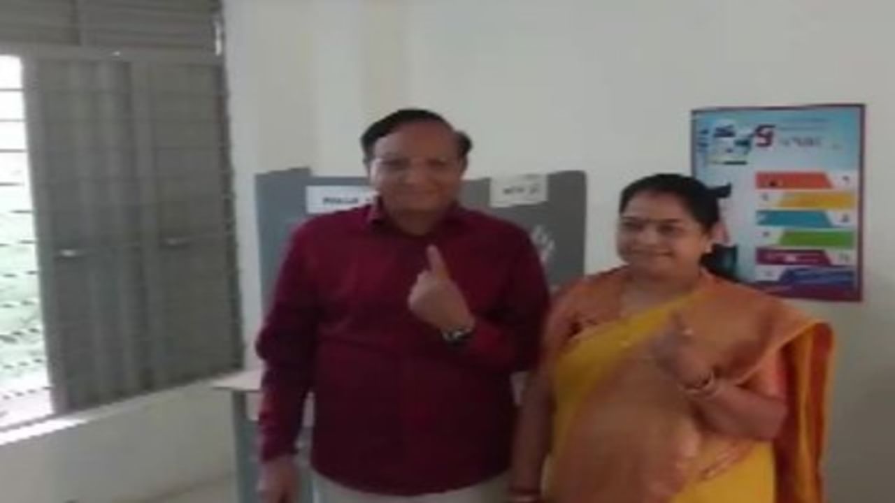 ભૂજમાં વિધાનસભા અધ્યક્ષ નિમાબેન આચાર્યએ પરિવાર સાથે મતદાન કર્યુ. તો સાથે લોકશાહીના પર્વમા લોકોને જોડાવવા માટે પણ અપીલ કરી.