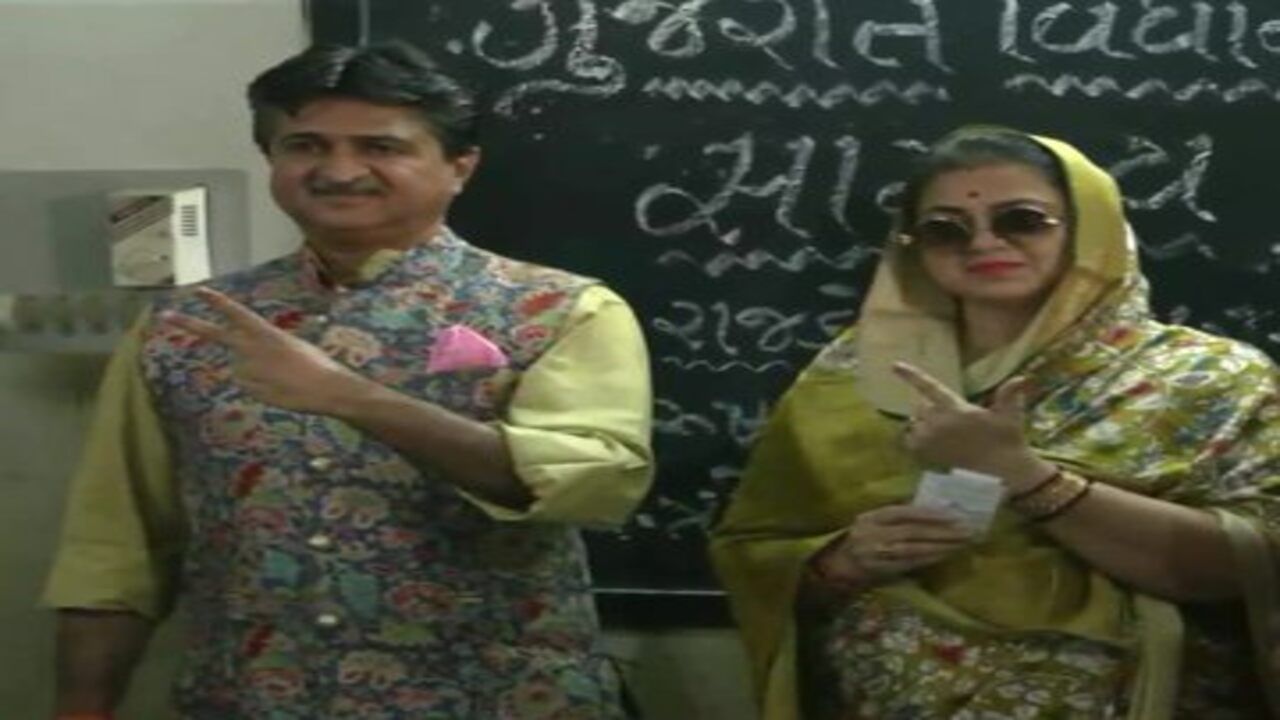 રાજકોટના રાજવી માંધાતાસિંહે મતદાન કર્યું. વિન્ટેજ કારમાં પરિવાર સાથે તેઓ મતદાન મથક પહોંચ્યા અને મતદાન કર્યું હતુ.