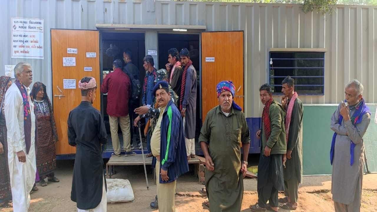 ભરુચના 151 વાગરા બેઠક પર મતદાન માટે આલિયબેટમાં શિપિંગ કન્ટેનરમાંથી મતદાન મથક બનાવવામાં આવ્યુ હતુ. જ્યા મોટી સંખ્યામાં મતદાતાઓ મતદાન કરવા પહોંચ્યા હતા. 