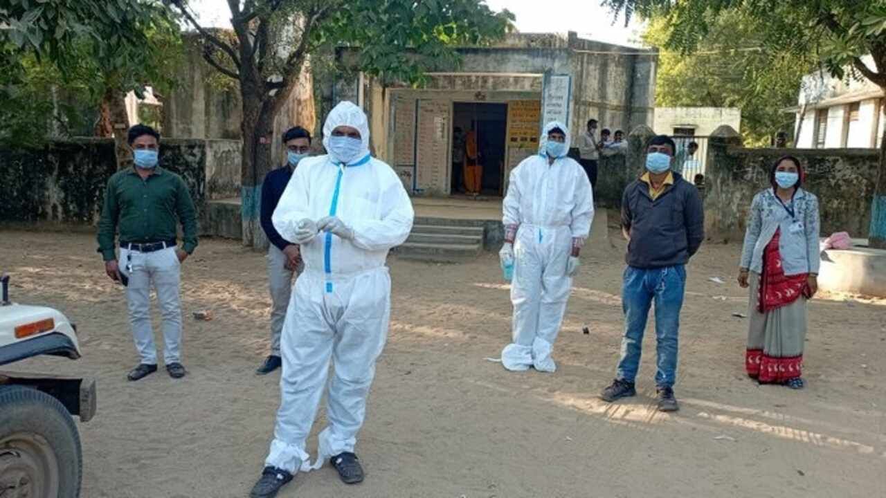 દિયોદર વિધાનસભા મતવિસ્તારમાં નાની ઘરનાળ ગામે કોરોના પોઝિટિવ પેશન્ટ બાબુભાઇ દેસાઇએ PPE કીટ પહેરી કોવિડ પ્રોટોકોલ સાથે મતદાન કર્યુ હતુ. 