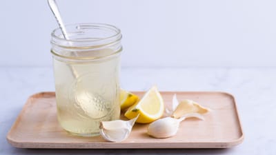 Garlic water : લસણ જેવા ઘટકોની વિશેષતા એ છે કે તે ખાવાનો સ્વાદ તો વધારે છે જ સાથે સ્વાસ્થ્ય માટે પણ ફાયદાકારક છે. જો લસણનું પાણી રોજ પીવામાં આવે તો સ્પર્મ કાઉન્ટ વધારવા સહિત અનેક સ્વાસ્થ્ય લાભો મળી શકે છે.