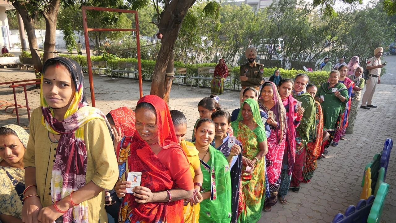 Gujarat Election 2022 : મતદાનમાં 89 બેલેટ યુનિટ 82 કંટ્રોલ યુનિટ અને 238 વીવીપેટ રિપ્લેસ કરાયા, ત્રણ ગામોએ મતદાનનો બહિષ્કાર કર્યો