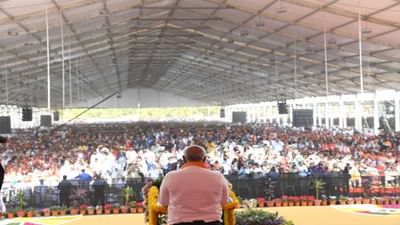 ગુજરાતની નવી સરકારના મુખ્યમંત્રી અને 16 પ્રધાનો એ શપથ લીધા હતા. ગાંધીનગરના હેલીપેડ ગ્રાઉન્ડ ખાતે બપોરે 2 કલાકે યોજાયો શપથવિધિ સમારોહ યોજાયો હતો.