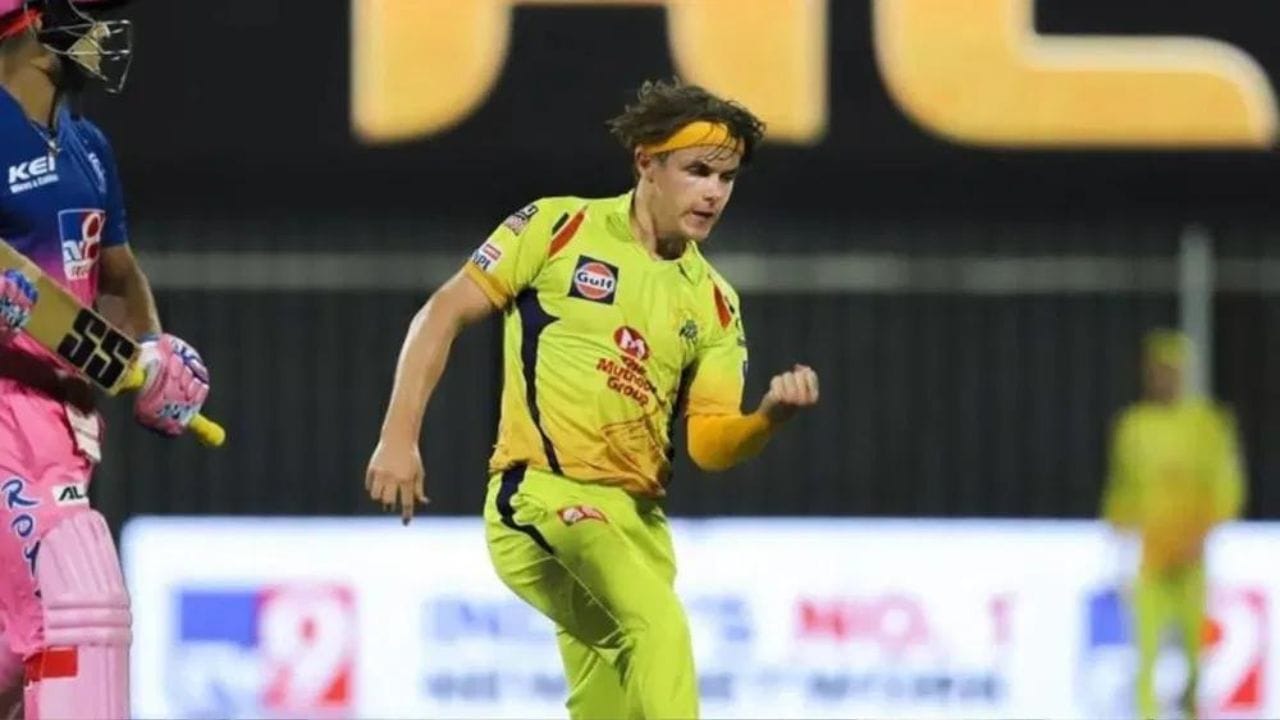 ઈંગ્લેન્ડના ઓલરાઉન્ડર સૈમ કુરને પોતાની ટીમને ટી20 વર્લ્ડ કપમાં ચેમ્પિયન બનાવી હતી. તેની બેઝ પ્રાઈઝ 2 કરોડ છે. 