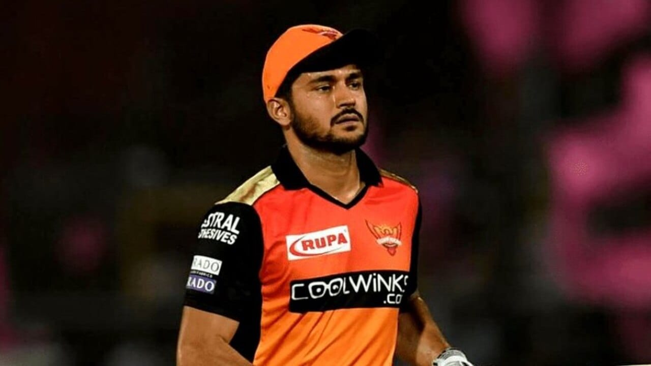 મનીષ પાંડે કે જેમે ઈન્ડિયન પ્રીમિયર લીગમાં ખાસ કમાલને લઈ યાદ છે. તે પ્રથમ ભારતીય છે કે, જેણે આઈપીએલમાં સૌથી પહેલા સદી નોંધાવી હતી. મનીષ પાંડે હવે દિલ્લીની ટીમનો હિસ્સો છે. આ માટે દિલ્લીએ તેની પાછળ 2.40 કરોડ રુપિયા ખર્ચ કર્યા છે. જે પહેલા લખૌનની ટીમ સાથે હતો. 