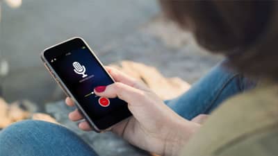 ક્યાંક તમારો સ્માર્ટફોન તો સાંભળી નથી રહ્યોને તમારી સીક્રેટ વાતો? આ સેટિંગ બંધ કરો અને રહો નિશ્ચિત