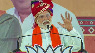 આજે ગુજરાતમાં પ્રથમ તબક્કાનું મતદાન છે. જો કે બીજી તરફ સુરતની જેમ અમદાવાદમાં પણ આજે  વડાપ્રધાન નરેન્દ્ર મોદીના ભવ્ય રોડ શોનું આયોજન કરવામાં આવ્યુ છે. વડાપ્રધાન નરેન્દ્ર મોદી સુરતની જેમ જ અમદાવાદમાં પણ દમદાર પ્રચાર કરવાના છે.