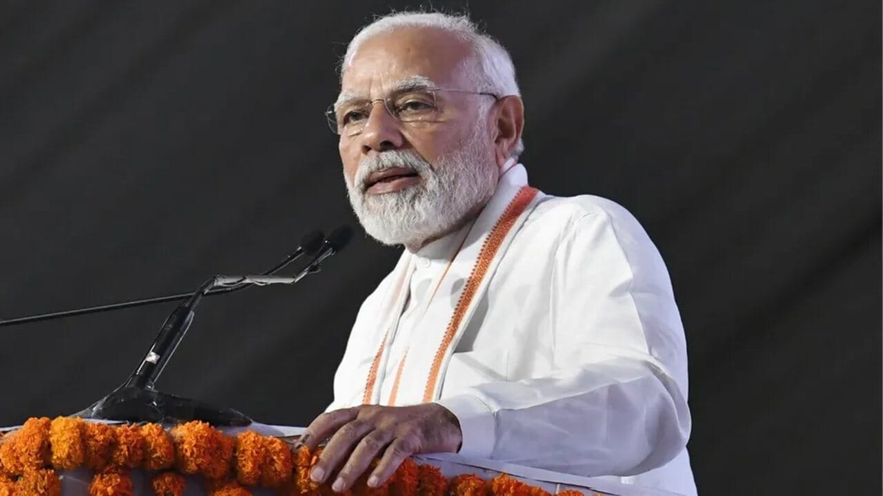ભારતમાં વડાપ્રધાન દેશના ત્રીજા નાગરિક છે. આ રીતે વડાપ્રધાન નરેન્દ્ર મોદી, રાષ્ટ્રપતિ અને ઉપરાષ્ટ્રપતિ પછી દેશના ત્રીજા નાગરિક છે. તેમણે 2014માં પ્રથમ વખત વડાપ્રધાન પદ સંભાળ્યું હતું. ત્યારથી અત્યાર સુધી તેઓ આ પદ પર બિરાજમાન છે. (Photo-PTI)