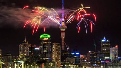 ભારતીય સમય અનુસાર સૌ પ્રથમ કિરિબાતીમાં 3.30 કલાકે અને ન્યુઝીલેન્ડમાં 4.30 કલાકે નવા વર્ષની ઉજવણી શરુ થઈ હતી. દુનિયાભરમાં આકાશના આતશબાજીની રોશનીથી ઝગમગી ઉઠયા હતા. 