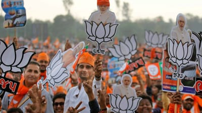 ગુજરાતમાં ભાજપે જંગી બહુમતીથી જીત મેળવી છે અને 182માંથી 156 સીટ પર ભાજપે ભગવો લહેરાવ્યો છે. ત્યારે કોંગ્રેસે 17 સીટ પર જીત નોંધાવી છે. ભાજપની જીતમાં આધુનિક ટેક્નોલોજી અને સોશિયલ મીડિયાની ભૂમિકા અગ્રેસર રહી છે. ભાજપે જે ગ્રાઉન્ડ લેવલ પર મહેનત કરી, તેનો સોશિયલ મીડિયા પર પ્રચાર-પ્રસાર કર્યો.