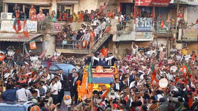 આજે અમદાવાદની ધરતી પર ઈતિહાસનો સૌથી મોટો રોડ શો જોવા મળ્યો હતો. આવો રોડ શો પહેલા કોઈપણ રાજનેતાનો થયો નથી. અમદાવાદની રથયાત્રા કરતા પણ મોટો આ ભવ્ય રોડ શો જોવા મળ્યો હતો.