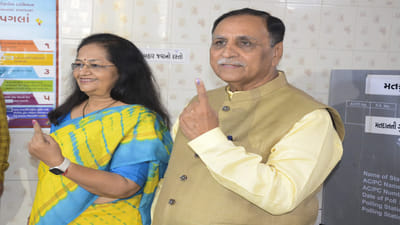 ગુજરાતના પૂર્વ CM વિજય રૂપાણીએ પત્ની અંજલિ રુપાણી સાથે રાજકોટમાં મતદાન કર્યું.ગુજરાતના પુર્વ મુખ્યપ્રધાન વિજય રૂપાણીએ લોકોને વોટ આપવા અપીલ કરી. કહ્યું કે, લોકશાહીની રક્ષા માટે મતદાન જરૂરી છે. મને વિશ્વાસ છે કે ભાજપ 7મી વખત ગુજરાતમાં સરકાર બનાવવા જઈ રહી છે. 