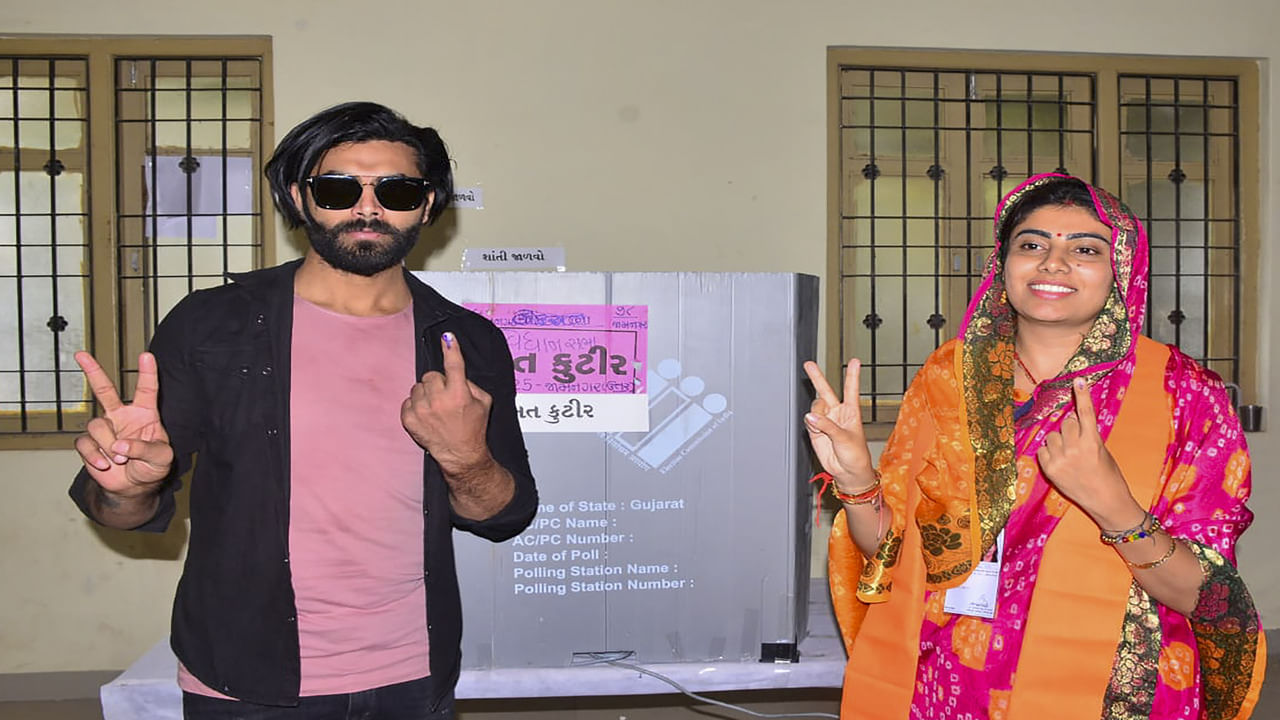 રવીન્દ્ર જાડેજાની સાથે તેમનાં પત્ની અને જામનગર ઉત્તર બેઠકના ભાજપના ઉમેદવાર રીવાબા પણ જોડાયાં હતાં.  રાજકોટમાં મતદાન કરી જામનગર ઉત્તર બેઠકના ભાજપ ઉમેદવાર રિવાબા જાડેજાએ કહ્યું કે, કોઈ મુશ્કેલી નથી. એક જ પરિવારમાં અલગ અલગ વિચારધારાના લોકો હોઈ શકે છે. મને જામનગરના લોકો પર વિશ્વાસ છે, અમે સર્વાંગી વિકાસ પર ધ્યાન આપીશું, અને આ વખતે પણ ભાજપ સારા માર્જિનથી જીતશે.