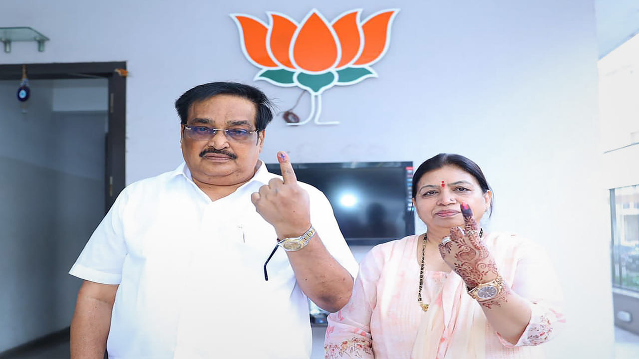 ભાજપ પ્રદેશ પ્રમુખ સી આર પાટીલે સુરતમાં તેમની પત્ની સાથે મતદાન મથક પર જઈ મતદાન કર્યું છે 