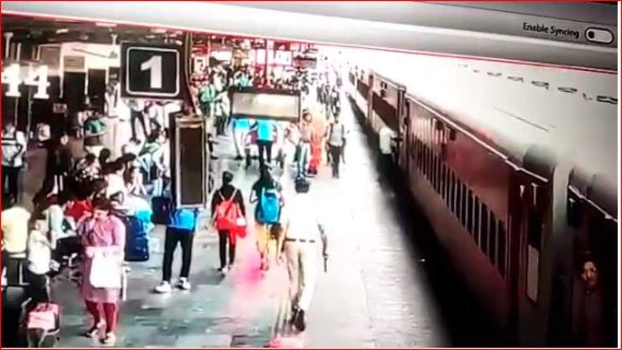 Surat: ચાલુ ટ્રેનમાં ચઢવા જતા મુસાફર ટ્રેન અને પ્લેટફોર્મ વચ્ચે ફસાયો, RPF જવાનની સતર્કતાથી મુસાફર બચ્યો, જુઓ LIVE VIDEO
