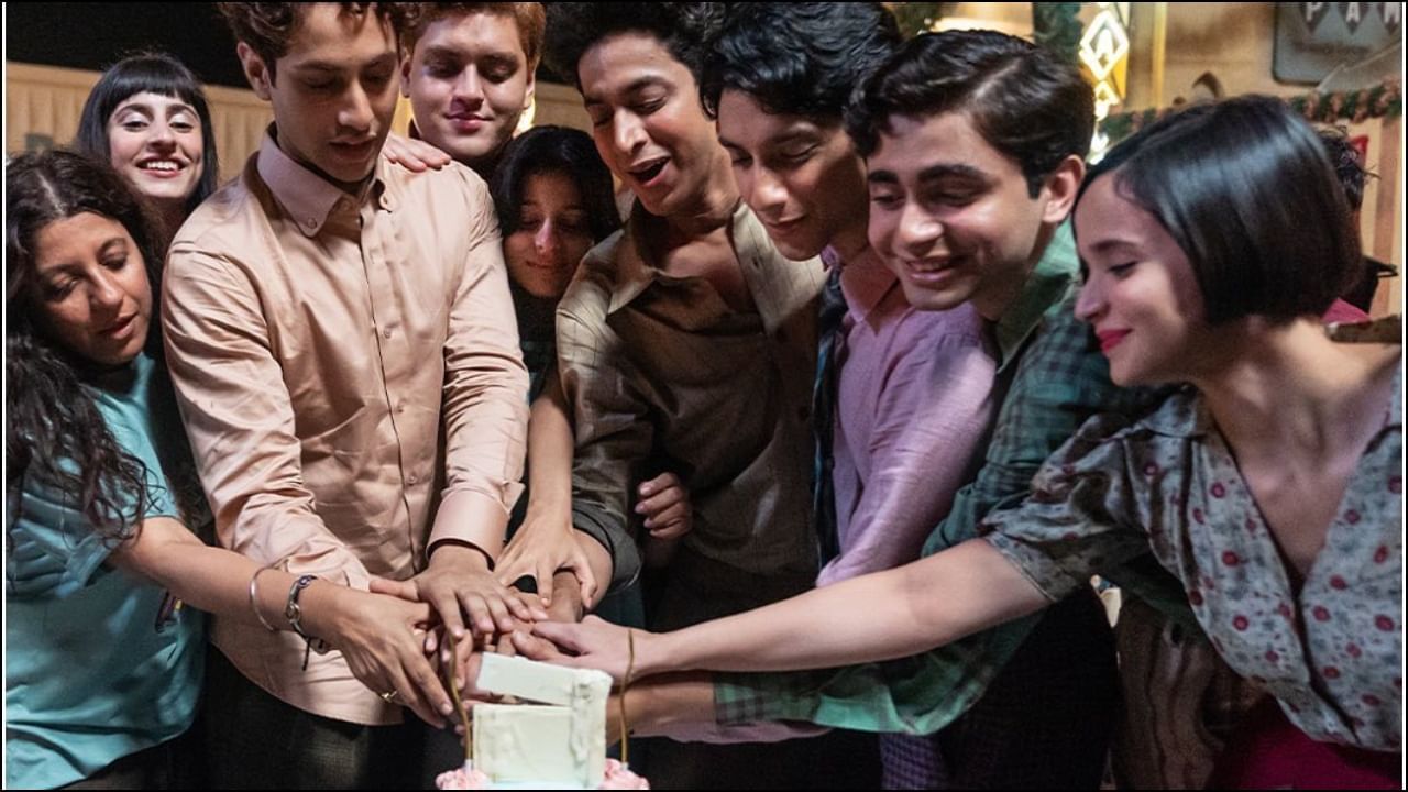 ફિલ્મનું શૂટિંગ કેક પર લખેલી તારીખથી જાણી શકાય છે કે 16 ડિસેમ્બરે પૂર્ણ થયું છે. ફિલ્મમાં સુહાના ખાન, અગસ્ત્યા નંદા, ખુશી કપૂર સિવાય મિહિર આહુજા, ડોટ, યુવરાજ મેંડા અને વેદાંગ રેના પણ નજરે પડશે. ધ આર્ચીજ આગામી વર્ષે ઓટીટી પ્લેટફોર્મ નેટફ્લિક્સ પર રિલિઝ કરવામાં આવશે. (PC- Instagram)