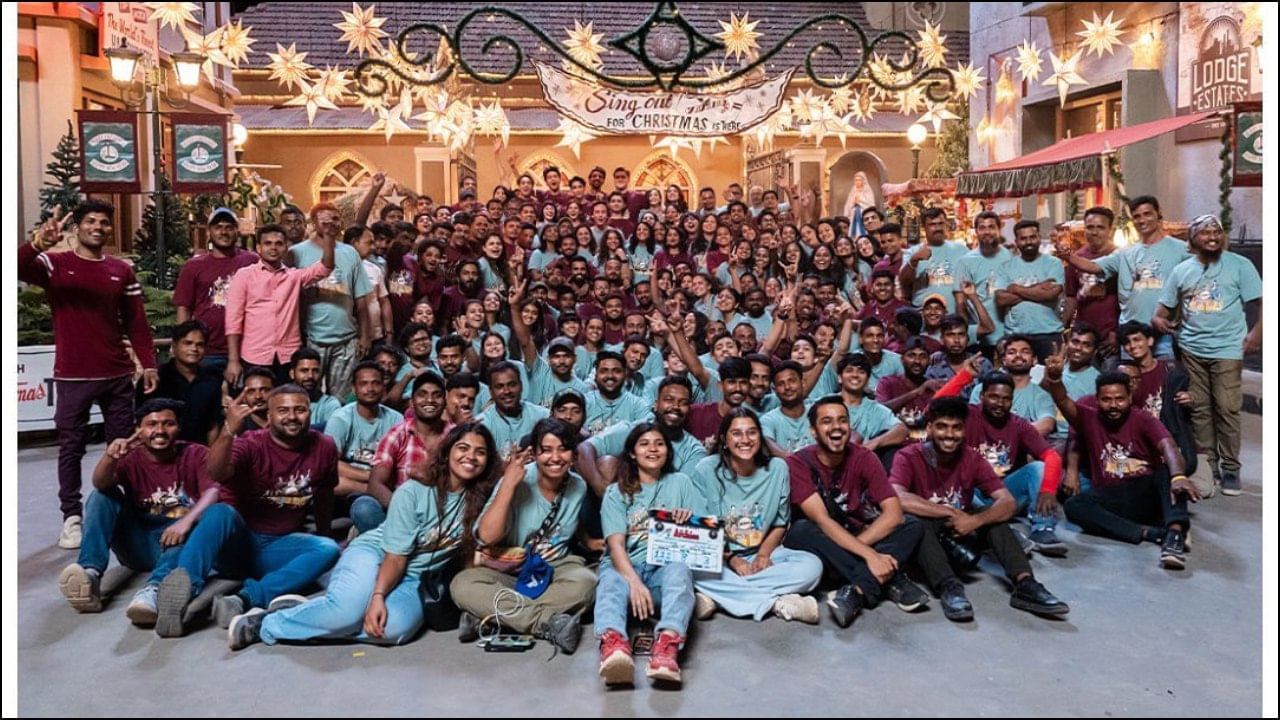 આ ફિલ્મ આર્ચીજ નામની કોમિક બુકની અડેપ્ટેશન છે. ગલી બોય બાદ ઝોયા અખ્તર આ ફિલ્મથી પરત ફરી રહ્યા છે. શૂટિંગ પૂર્ણ થયા બાદ સેટ પર કેક કાપવામાં આવી હતી. (PC- Instagram)