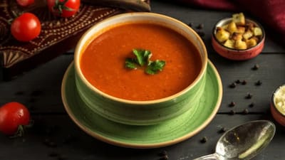 શિયાળામાં સૂપ પીવું કોને ન ગમે. જો આપણે ટામેટા સૂપ વિશે વાત કરીએ, તો તે સ્વાદિષ્ટ હોવા ઉપરાંત, તે બાળકો અને દરેક વયના પુખ્ત વયના લોકો માટે ખૂબ જ ફાયદાકારક છે. ટામેટા સૂપ સરળતાથી તૈયાર કરી શકાય છે.
