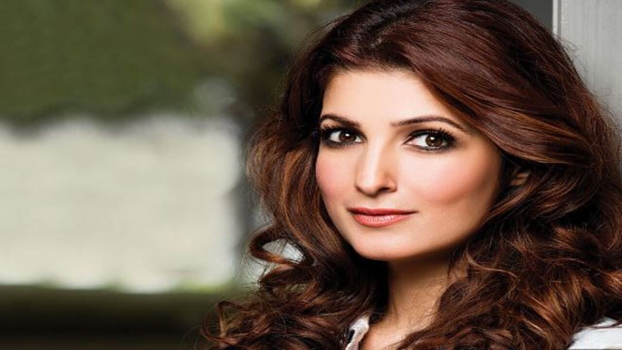 ટ્વિંકલ ખન્ના પોતાને ફિટ રાખવા માટે હંમેશા ખુશ રહે છે. તેણે કહ્યું કે તે ખુશ રહેવા માટે દરેક પ્રકારના પ્રયત્ન કરે છે. સાથે જ તે તણાવથી દૂર રહેવા માટે બ્રિથીંગ એક્સરસાઈઝ કરે છે.
