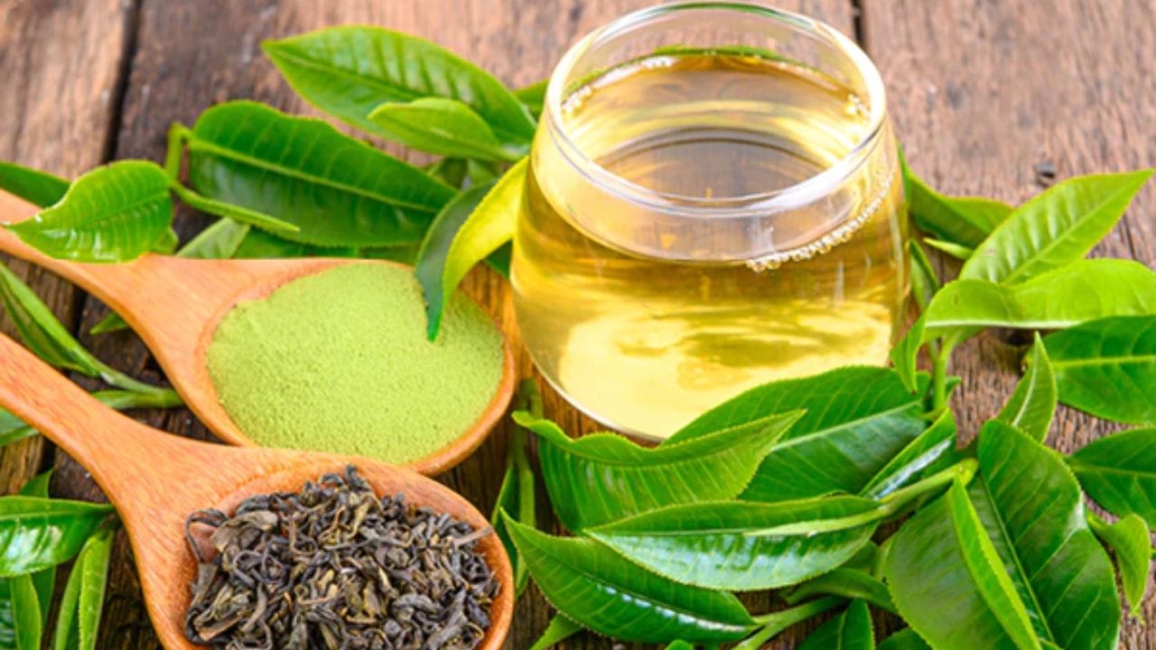 ગ્રીન ટી - ગ્રીન ટીનું નિયમિત સેવન કરવાથી ઝડપથી વજન ઘટાડવામાં મદદ રુપ થાય છે. ગ્રીન ટી પાચનતંત્રને સ્વસ્થ રાખે છે. તે ચયાપચયને ઝડપી બનાવવામાં મદદ કરે છે. ગ્રીન ટી પેટની ચરબી ઘટાડવામાં પણ મદદ કરે છે.