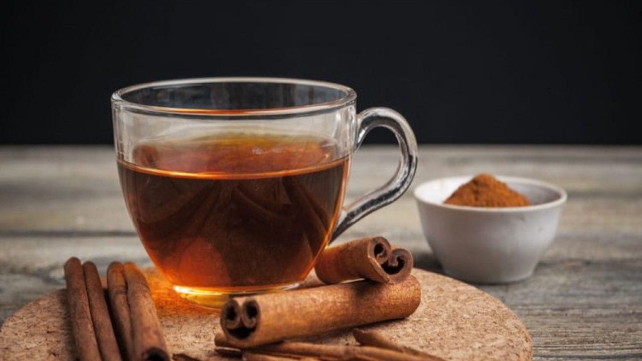 તજનું પાણી - તજનું પાણી બનાવવા માટે તજને એક ગ્લાસ પાણીમાં ઉકાળવા મુકો અને તેને 5 મિનીટ સુધી તેને ઉકાળ્યા પછી તેને ઠંડુ કરો અને હુંફાળુ પાણી થાય પછી તેનું સેવન કરો. રાત્રે સૂતા પહેલા તજના પાણીનુ સેવન કરવાથી ઝડપથી વજન ઘટાડવામાં મદદ મળશે.(ચેતવણી : આ લેખમાં આપવામાં આવેલી તમામ માહિતી, જાણકારીના હેતુ માટે લખવામાં આવી છે. સ્વાસ્થ્ય સંબંધિત કંઈપણ અનુસરતા પહેલા કૃપા કરીને નિષ્ણાતની સલાહ લો)