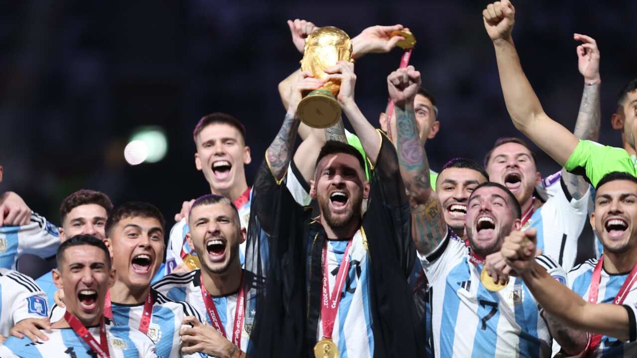 FIFA World Cup 2022: લિયોનલ મેસીએ હાથમાં વિશ્વકપ ટ્રોફી ઉઠાવતી વેળા કેમ પહેર્યુ હતુ કાળુ ગાઉન, જાણો આ માટેનુ ખાસ કારણ