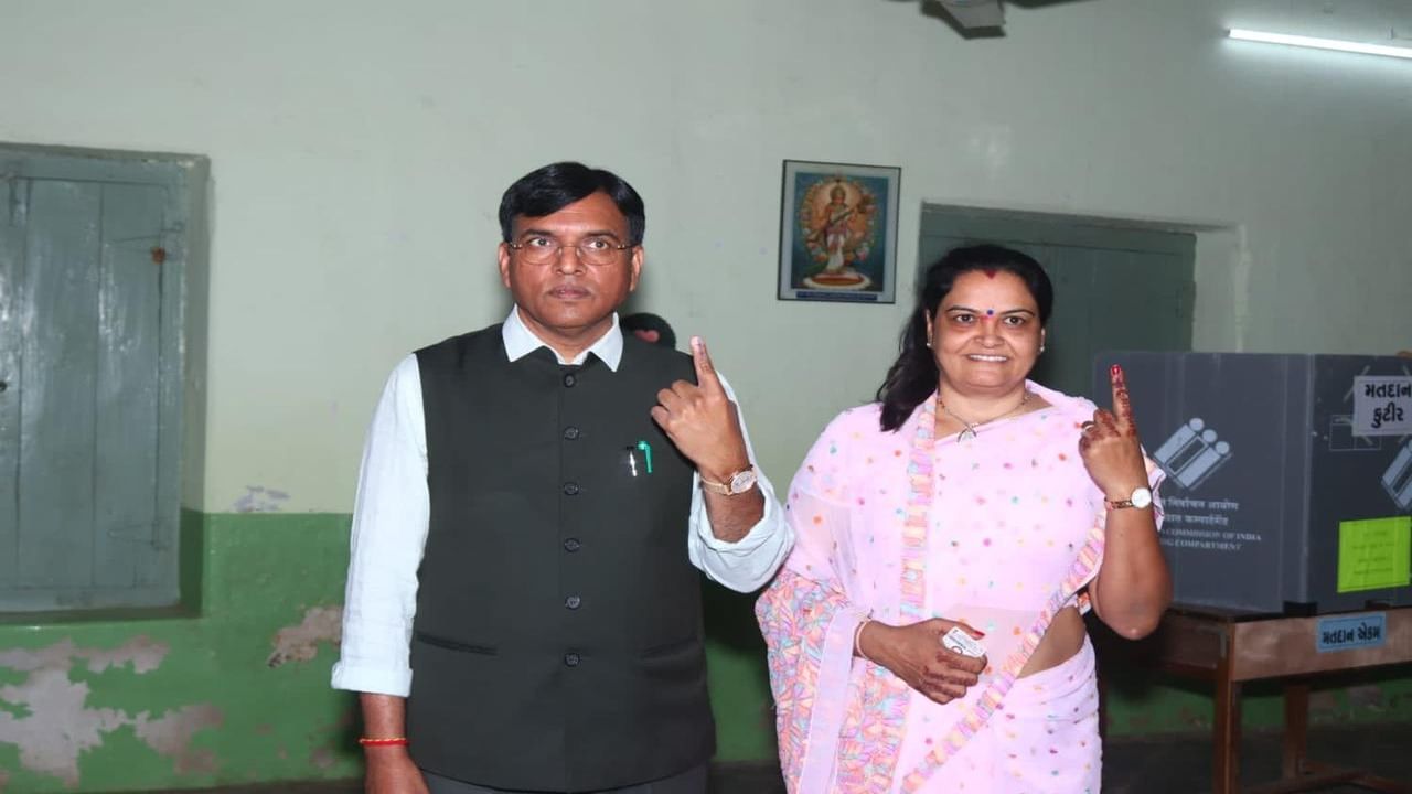 કેન્દ્રીય આરોગ્ય મંત્રી મનસુખ માંડવિયા ભાવનગર જિલ્લાના હનોલ ગામમાં તેમનો મત આપ્યો.. મનસુખ માંડવિયાએ પત્ની નીતા માંડવિયા અને પરિવારના અન્ય 25 સભ્યોએ સાથે મતદાન આપવા પહોંચ્યા હતા.