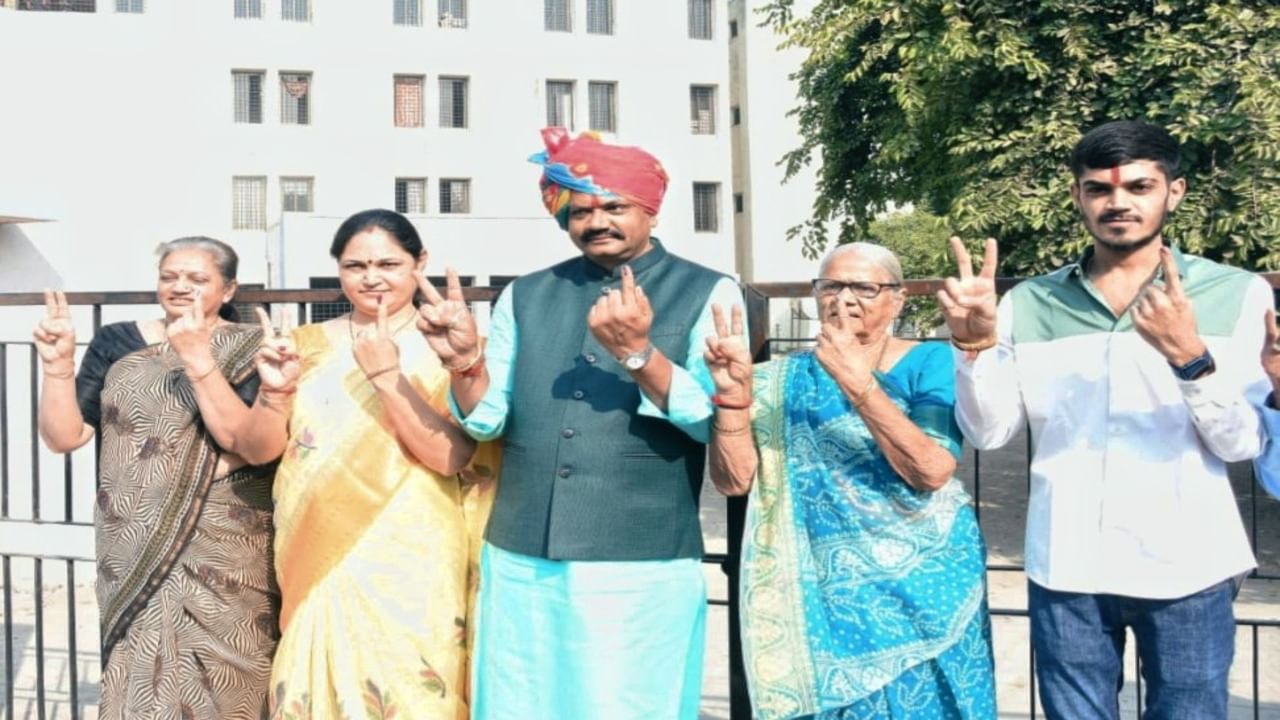 ભાવનગર પશ્ચિમ બેઠકના ભાજપના ઉમેદવાર જીતુ વાઘાણીએ તેમની પત્ની સાથે  ભાવનગરમાં મતદાન કર્યું હતું.