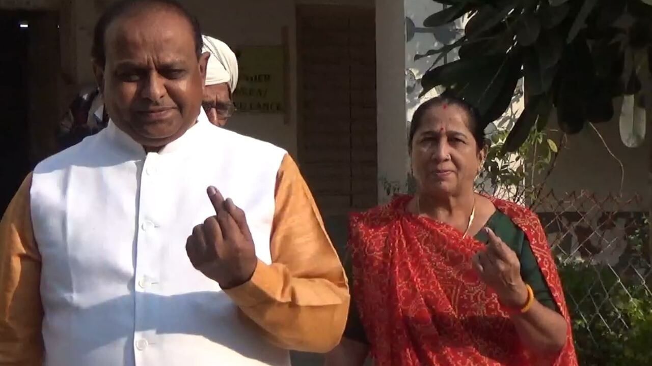 રાષ્ટ્રીય ભાજપ કિસાન મોરચાના મહામંત્રી બાબુભાઈ જેબલીયાએ પરીવાર સાથે મતદાન કર્યુ, ગઢડા એમ એમ હાઈસ્કુલ મતદાન મથક પર મતદાન કર્યું હતુ. દરેક લોકોએ ફરજીયાત મતદાન કરવા અપીલ કરી હતી તેમજ  પોતાના પસંદગીના ઉમેદવારોને મત આપવા અપીલ કરી હતી.