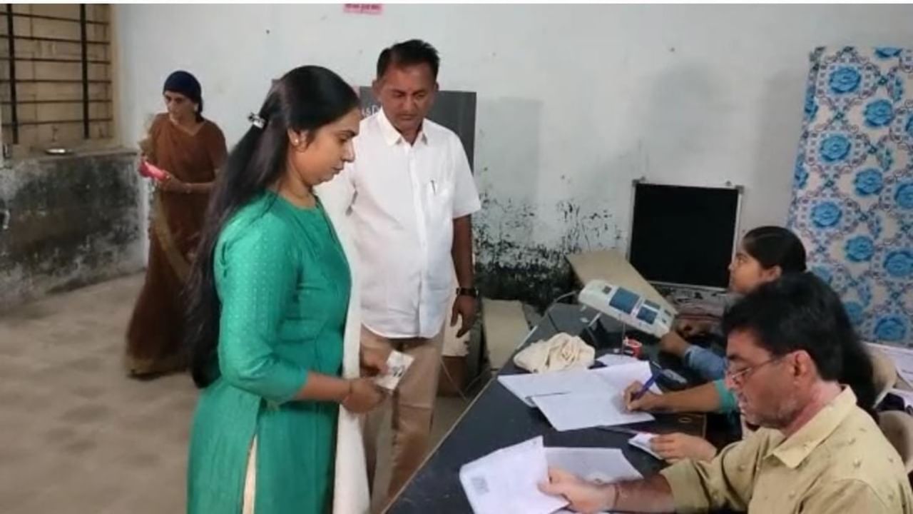 અમરેલી બેઠકના કોંગ્રેસ ઉમેદવાર પરેશ ધાનાણી સાયકલ પર સવાર થઈને મતદાન મથક પહોંચ્યા હતા અને પોતાનો કિંમતી મત  આપ્યો.