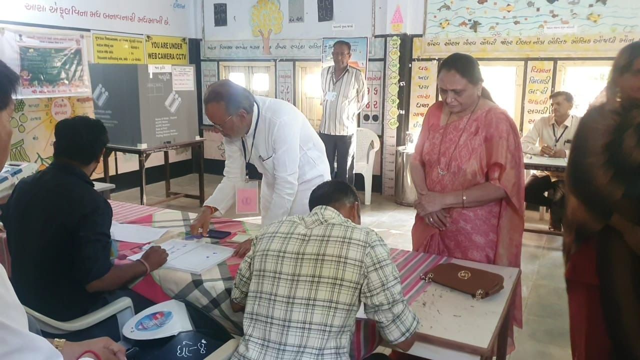 કોંગ્રેસ નેતા અર્જુન મોઢવાડિયાએ પોરબંદરમાં મતદાન કર્યું. મતદાન મથક પર તેમની પત્ની સાથે જોવા મળ્યા હતા.