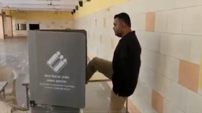 ખેડાના નડિયાદમાં અકસ્માતમાં હાથ ગુમાવનાર અંકિત સોની પગથી મતદાન કરવા આવ્યા હતા. 