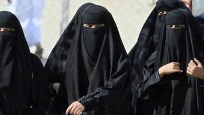 સાઉદી અરેબિયાની શાળાઓમા અબાયા પર પ્રતિબંધ, હવેથી સ્કૂલ યૂનિફૉર્મમાં પરીક્ષા આપશે વિદ્યાર્થીનીઓે