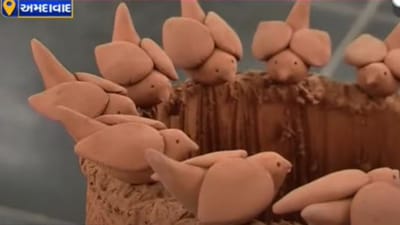 ચકલીઓની લુપ્તતા અટકાવવા પ્રયાસ ! અમદાવાદમાં માટી કલાકારે ચકલીઓ બનાવી અનોખું પ્રદર્શન યોજ્યું ચકલીઓની લુપ્તતા અટકાવવા પ્રયાસ ! અમદાવાદમાં માટી કલાકારે ચકલીઓ બનાવી અનોખું પ્રદર્શન યોજ્યું