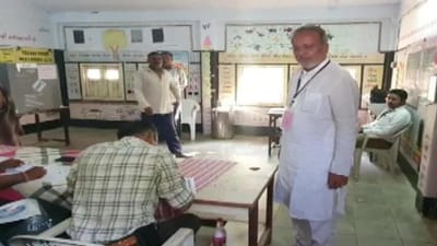 કોંગ્રેસ નેતા અર્જુન મોઢવાડિયાએ પોરબંદરમાં મતદાન કર્યું.