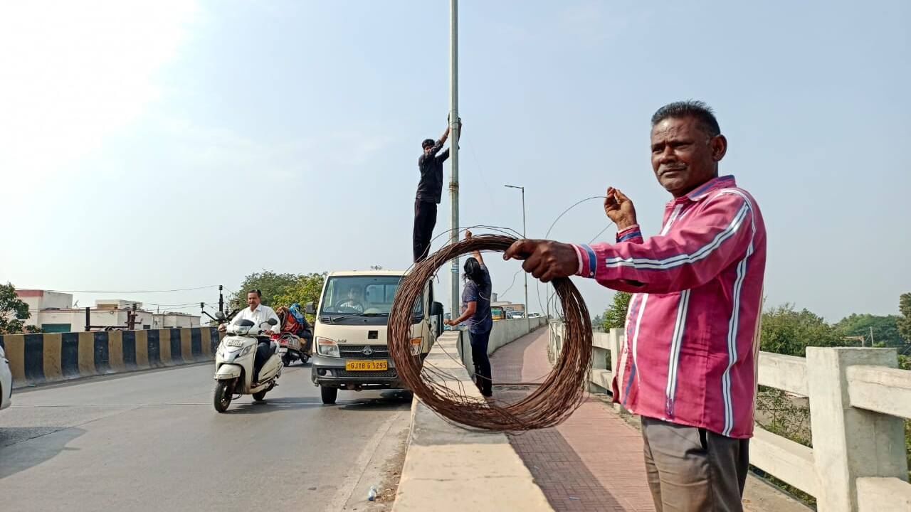 Bharuch : ભૃગુઋષિ ફ્લાયઓવર ઉપર દ્વિચક્રી વાહનચાલકોને પતંગના દોરાની ઈજાઓથી બચાવવા પાલિકાએ તાર બાંધ્યા