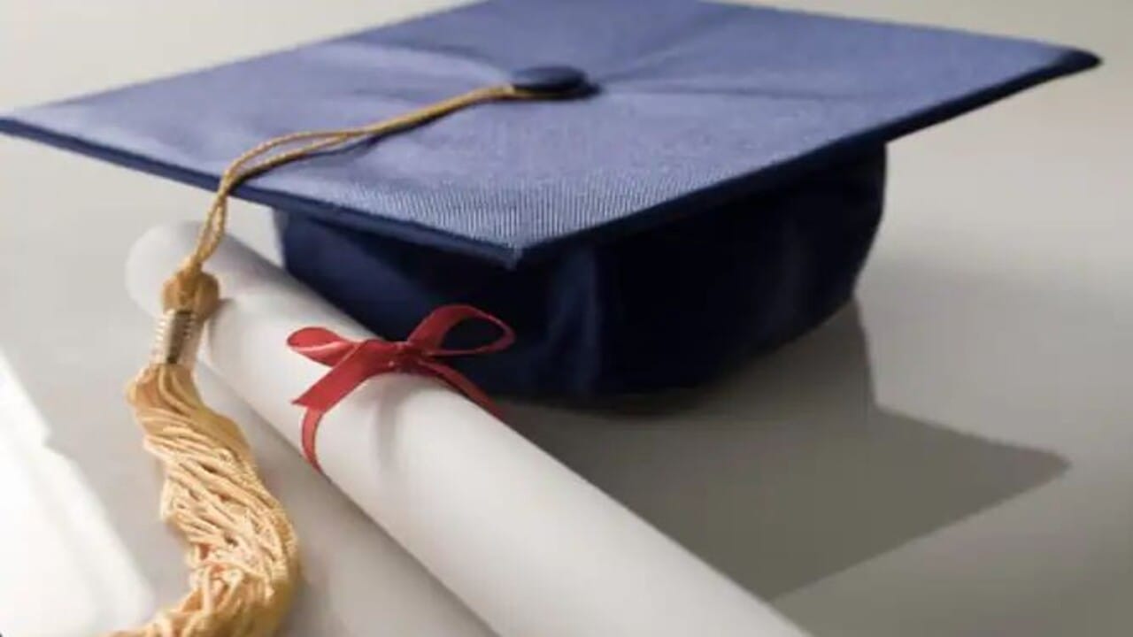 New Graduation Code. India 4 વર્ષમાં ગ્રેજ્યુએશન ! ડિગ્રી માટે નિયમો બદલાયા, UGC રેગ્યુલેશન ટૂંક ...