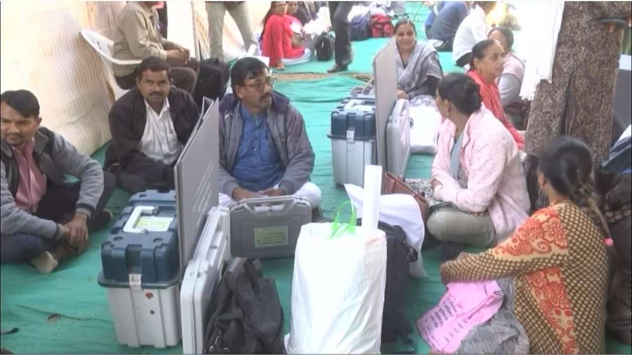 ગુજરાત ચૂંટણી 2022: સાબરકાંઠામાં જિલ્લાની ચારેય બેઠકો પર EVM મશીનની ચુસ્ત પોલીસ બંદોબસ્ત વચ્ચે કરાઈ ફાળવણી
