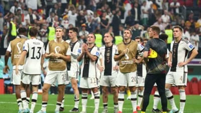  ફિફા વર્લ્ડકપ 2022ના ગ્રુપ રાઉન્ડની મેચ લગભગ પૂર્ણ થઈ ચૂકી છે. અત્યારસુધી અનેક મોટી ઉથલપાથલ જોવા મળી છે પરંતુ સૌથી મોટી ઉથલપાથલ જર્મનીના ફર્સ્ટ રાઉન્ડથી બહાર થવા પર જોવા મળી હતી. જર્મનીને બહાર થવું પડ્યુ કારણ કે, જાપાને સ્પેનને હરાવી દુનિયાને ચોંકાવી દીધું હતુ. જાપાન સામે હાર્યા બાદ સ્પેન નોકઆઉટમાં પહોંચી ગયું છે. જર્મની અને સ્પેનના સરખા અંક હતા પરંતુ ગોલના મોટા અંતરનો ફાયદો સ્પેનને મળ્યો છે.