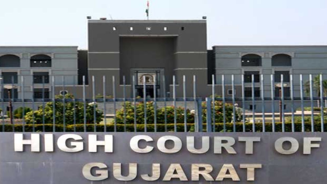 ગુજરાત હાઈકોર્ટ દ્વારા ઐતિહાસિક નિર્ણય, 32 જિલ્લામાં કોર્ટની કાર્યવાહીનું જીવંત પ્રસારણ કરાશે - Gujarati News | Historic decision by the Gujarat High Court proceedings will ...