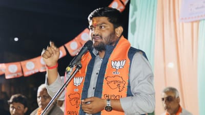 હાર્દિક પટેલ- કોંગ્રેસ છોડીને ભાજપમાં આવેલા હાર્દિક પટેલને વિરમગામથી ટિકિટ આપવામાં આવી હતી અને જ્યાં હાર્દિકે જંગી બહુમતીથી જીત મેળવી છે. હાર્દિક પટેલે કોંગ્રેસના ઉમેદવાર લાખા ભરવાડને હરાવ્યા છે. 