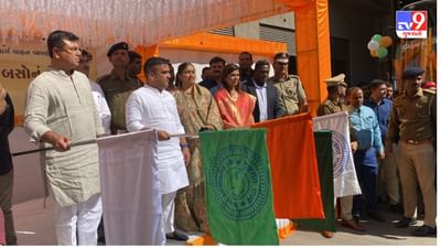 Rajkot: ઈલેક્ટ્રિક બસના લોકાર્પણ સમયે હર્ષ સંઘવીએ બસ સ્ટેન્ડમાં સફાઈની સમીક્ષા કરી, કેન્ટીનમાં ચાની લિજ્જત માણી