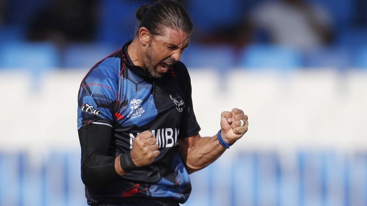 કોલકત્તાની ટીમે નામ્બિયાના ડેવિડ વિઝને 1 કરોડમાં ખરીદ્યો છે. 